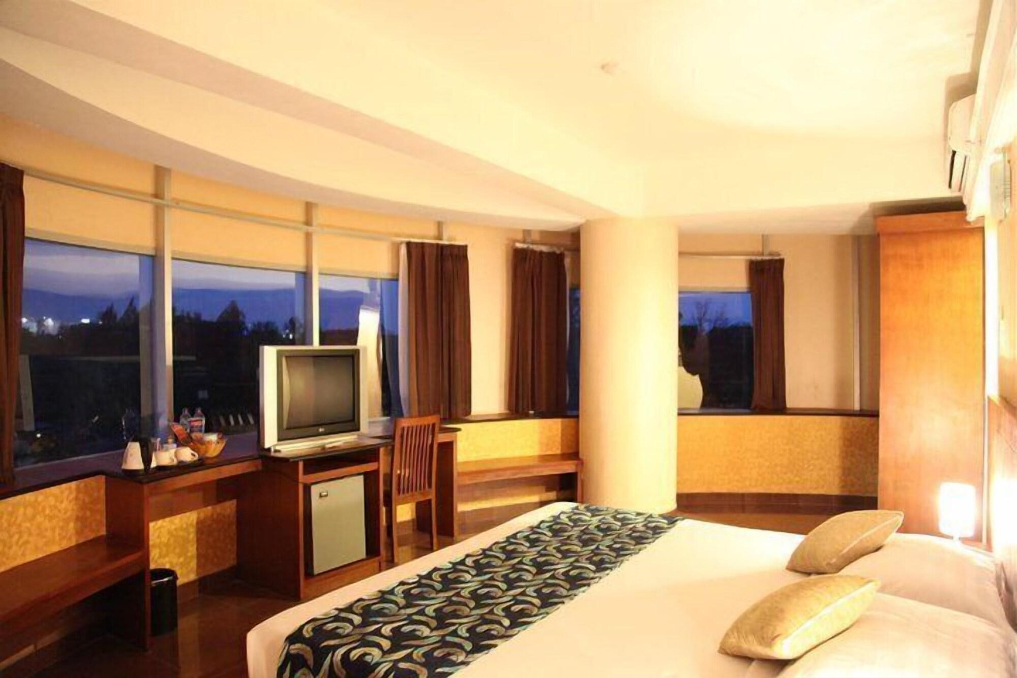 Hotel Oval Surabaya Exterior photo