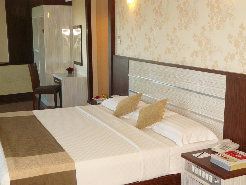 Hotel Oval Surabaya Exterior photo