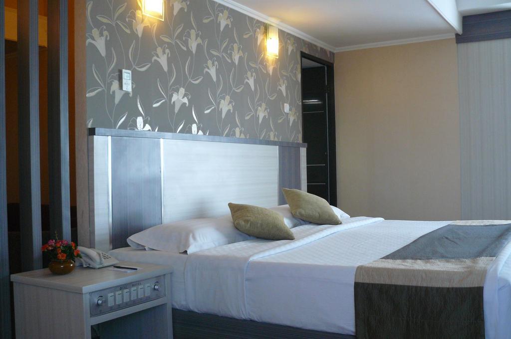 Hotel Oval Surabaya Exterior photo