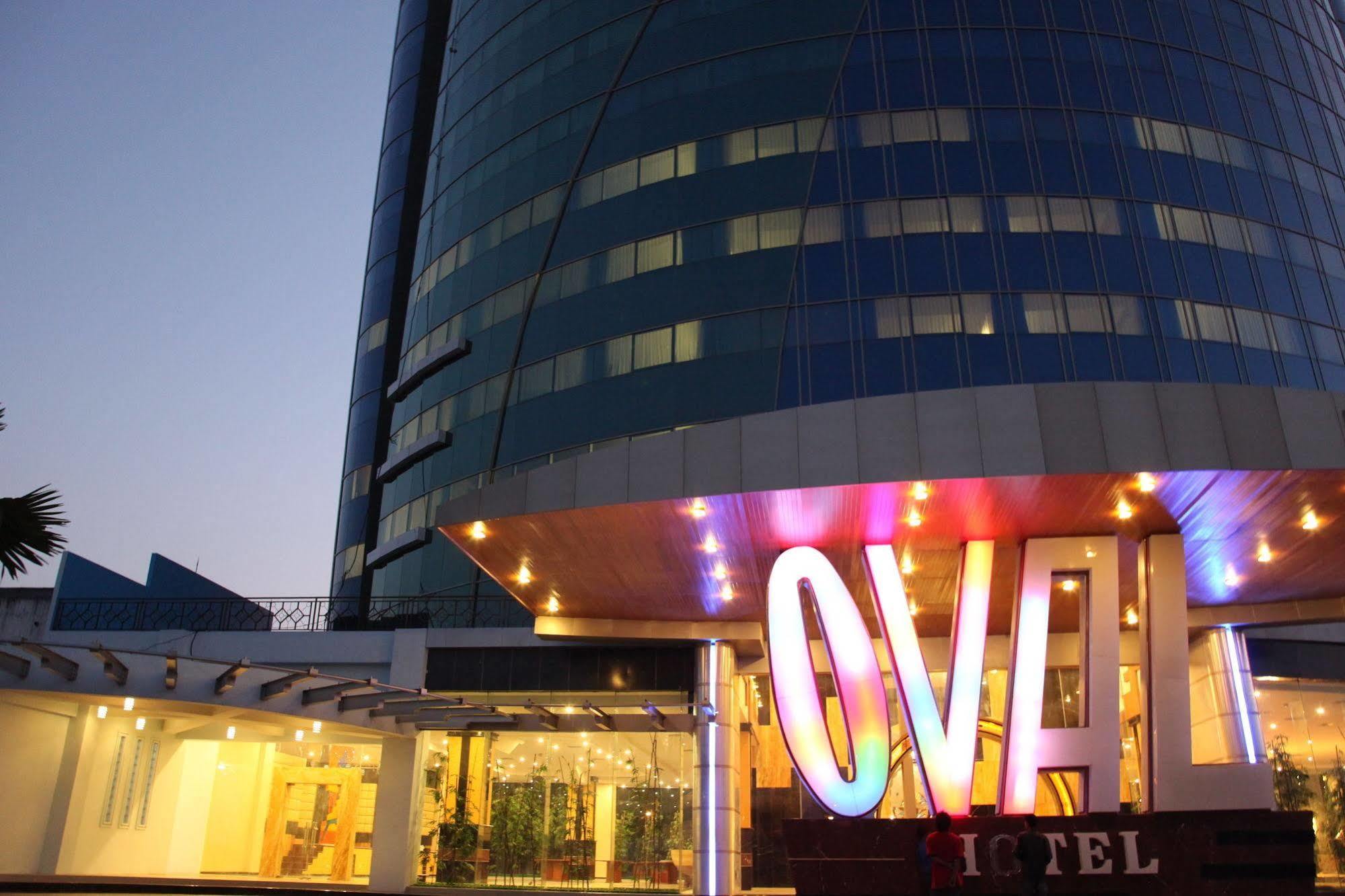 Hotel Oval Surabaya Exterior photo