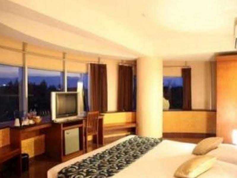 Hotel Oval Surabaya Exterior photo