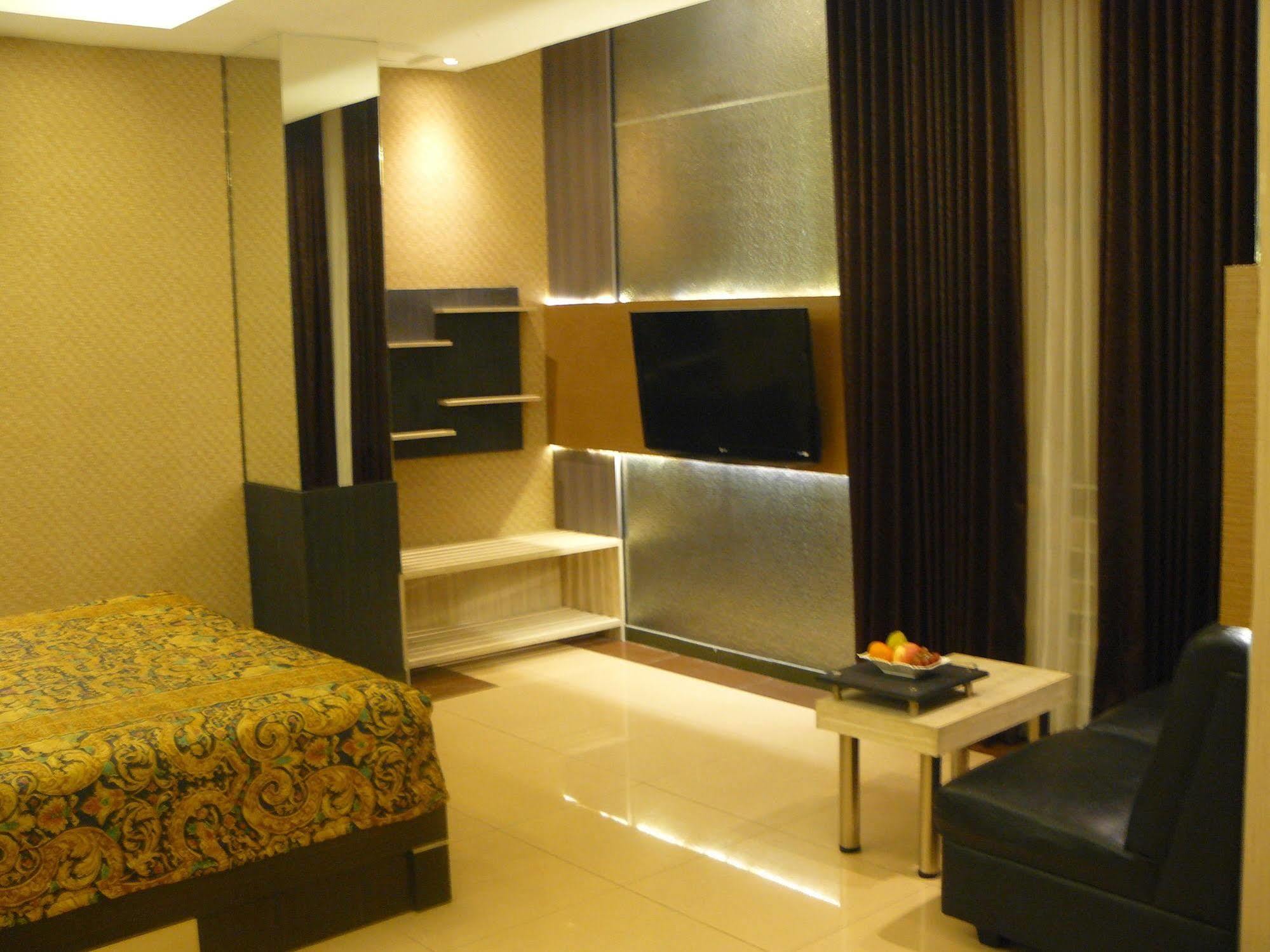 Hotel Oval Surabaya Exterior photo
