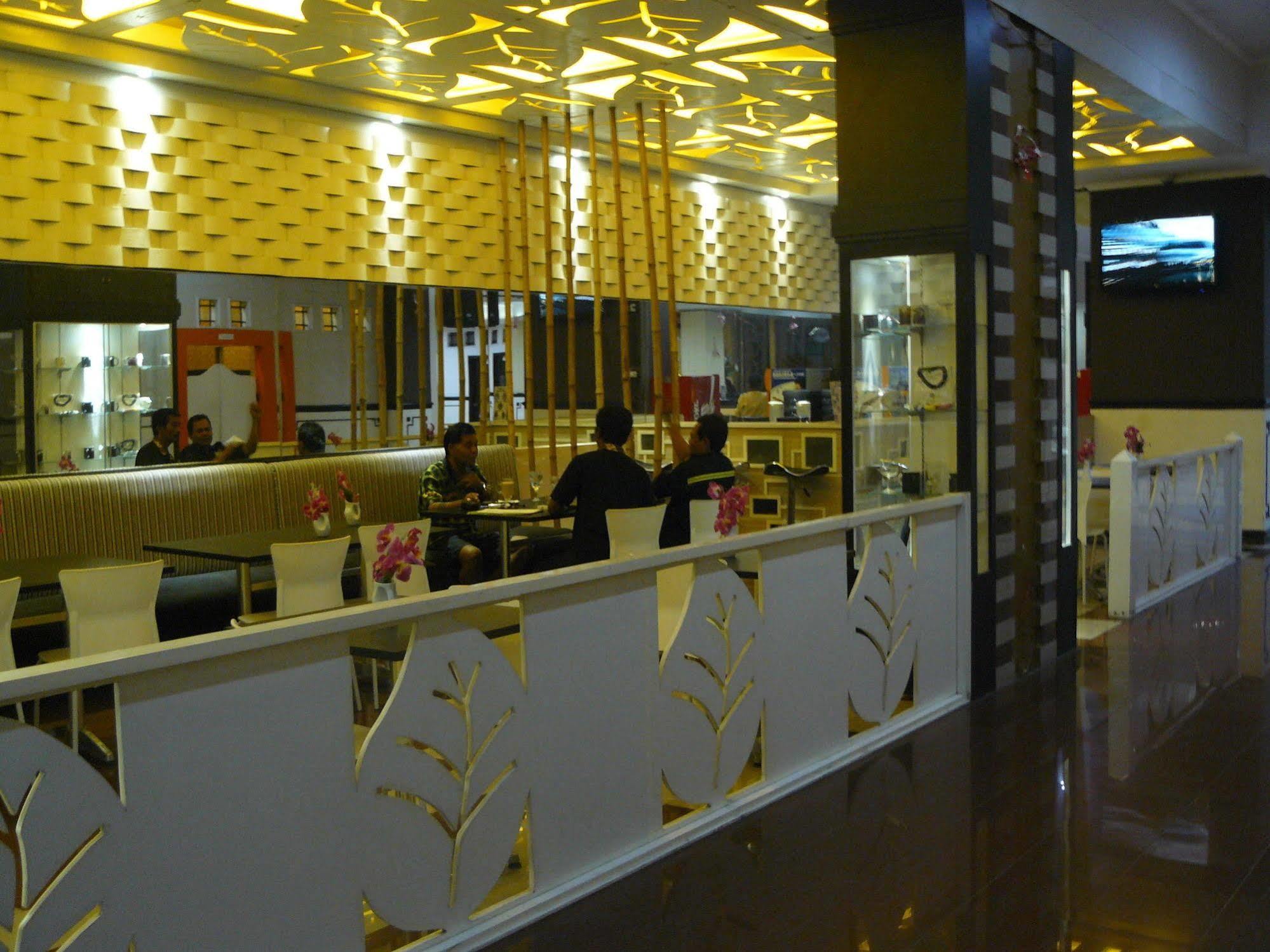 Hotel Oval Surabaya Exterior photo